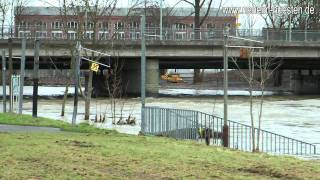 preview picture of video 'Hochwasser Ruhr bei Arnsberg - Neheim am 15.01.2011 (FullHD) 8min'