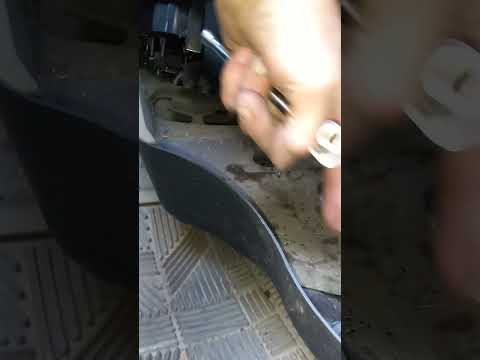 2002 Chevy 2500 HD pickup truck cabin air filter replacement. thankfully I could evict the rodent