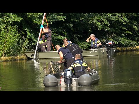 [11.09.2020] Politie doorzoekt sloot naar bewijsmateriaal voor onderzoek Súd Ie Dokkum