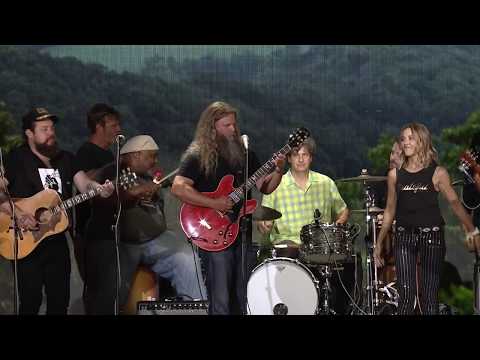 Jack Johnson, Sheryl Crow and Friends - I Shall Be Released (Live at Farm Aid 2017)
