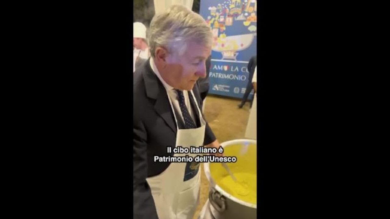 Tajani serve il risotto a festa Ambasciata Nuova Delhi per cucina italiana patrimonio Unesco
