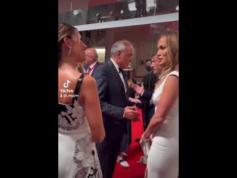Al Festival di Venezia scontro tra madrine #jenniferlopez #madrina #venezia #serenarossi