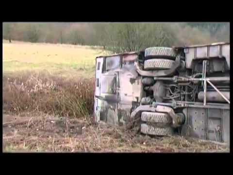 Bus mit 45 Schülern stürzt um