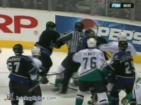 Corey Perry vs Sean Avery Jan 28, 2006