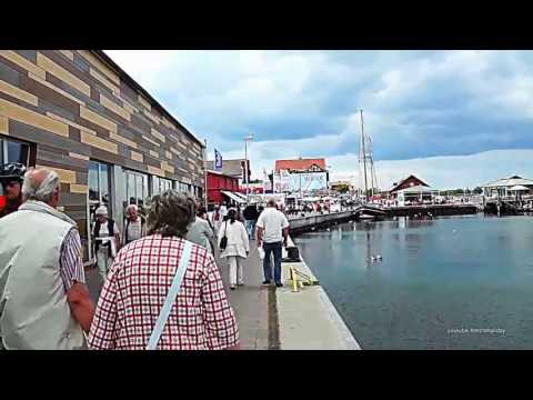 Urlaub an der Ostsee in Heiligenhafen im Fischerhafen ein Fischbrötchen bestellen und geniessen