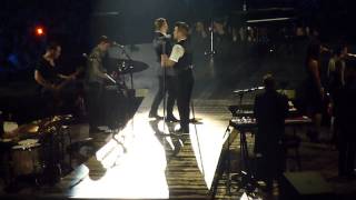 &quot;Eight Letters&quot; Robbie Williams &amp; Gary Barlow Take The Crown at The O2 23/11/12