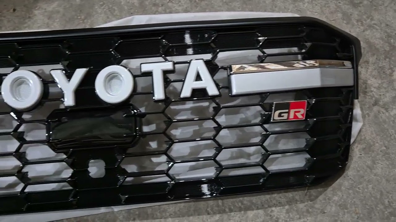 Toyota Land Cruiser 300 2021– Přední maska chladiče GR Sport Video 1