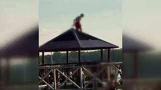 Wideo1: Nastolatek skacze z daszku altany na pomo�cie nad jeziorem w Osiecznej