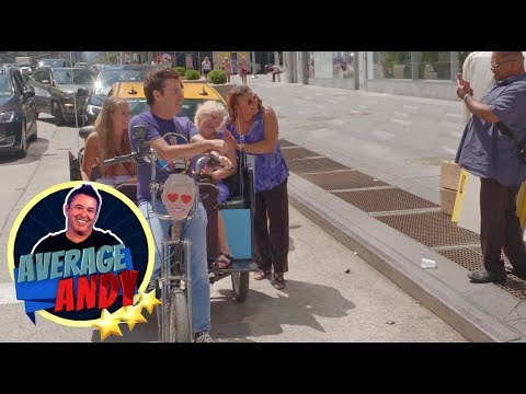 平均アンディは、ペディキャブでNYCの周りの観光客を駆動します。 (Average Andy Drives Tourists Around NYC in a Pedicab)