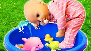 Download lagu Baby Annabell doll plays with water toys in a colorful container. Baby dolls videos for kids. mp3 Download lagu Baby Annabell doll plays with water toys in a colorful container. Baby dolls videos for kids. mp3