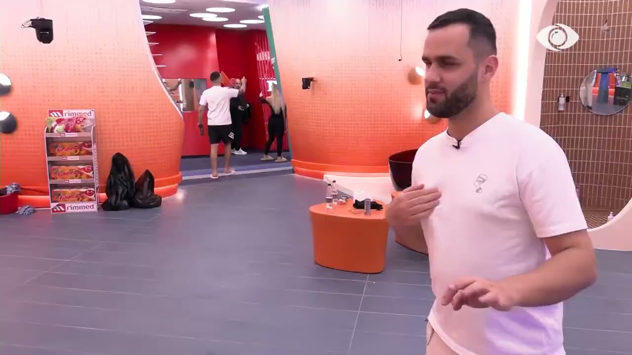 Iliri del nga tualeti, Keijsi: Hajde zemër, erdhi babai i shtëpisë!