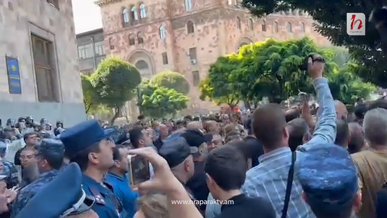 «Գետինը մտնեք»․  քաղաքացին՝ ծեծող ոստիկաններին