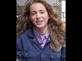 ? De krullen van boerin Anna waren niet veilig tijdens ons interview in de koeienstal...