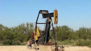 preview picture of video 'Oil Well Near The Santa Rita #1'