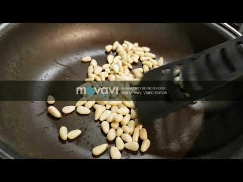 Roosteren van pijnboompitten.