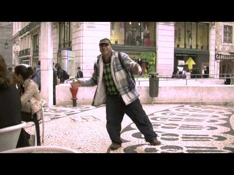 Singer in a cap in Lisbon