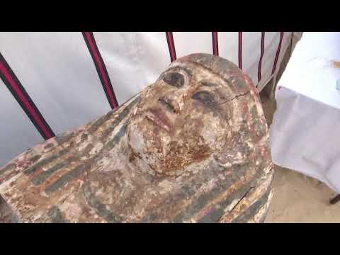エジプト、3000年前の棺を公開 (Egypt unveils 3000-year-old coffins)