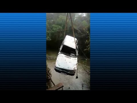 Motorista perde controle de carro e cai de ponte em Rio Claro