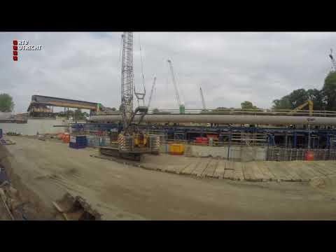 Timelapse: gigantisch spoordek geplaatst bij station Driebergen-Zeist [RTV Utrecht]