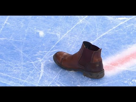 SCRJ Lakers - HC Davos: After a goal is disallowed by the referee, a shoe is thrown onto the ice