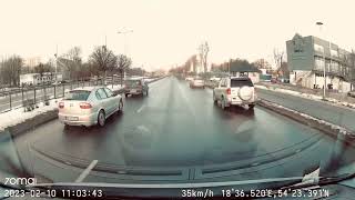 Szeryf ustawia prawidłowo jadące auto rodziny z dzieckiem