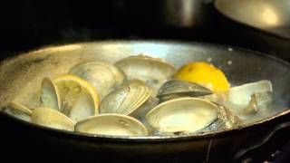 preview picture of video 'Station Tavern 732-366-4068 Carteret NJ Drunk Little Neck Clams'