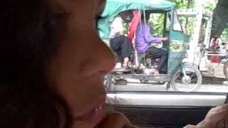 preview picture of video 'Maha Commenting on the Streets of Dhaka'