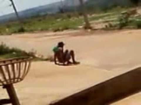 3 quedas de beijar o chão,rachei de rir kkkkkkk