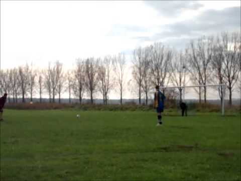 JUNIORZY: KS Łukowice Brzeskie - Burza Lipki (4.11.2012) rzut karny Dawida Zimocha