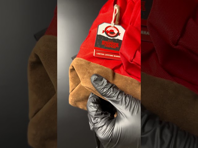 Vídeo relacionado con Bioworld Mochila Stranger Things con impresión digital, blanco, diseño Hellfire Club, multi, talla única