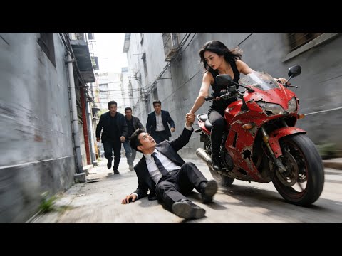 Rural Girl Drives a “Junk Car” to Save a Kidnapped CEO—Love at First Sight!