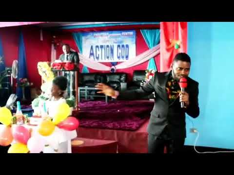 I Go Yarn Live On Stage.