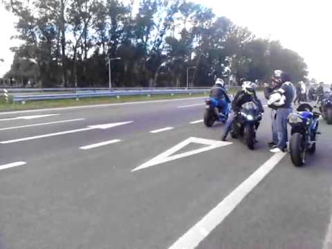 YAMAHA R1 QUEMA GOMA