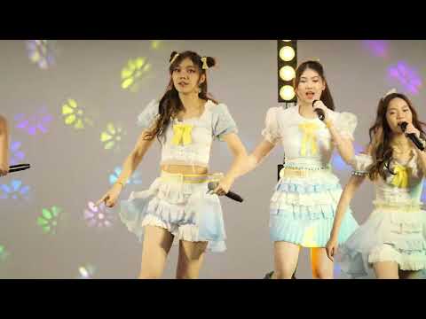 220430 BNK48 Namsai - River @ BNK48 11th Sayonara Crawl Pop-Up Mini Concert [Fancam 4K 60p]