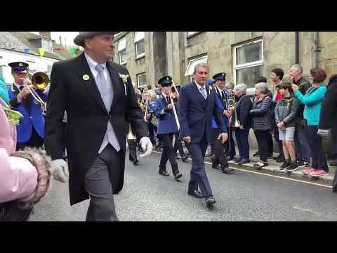 Trumpets at midday dance flora day