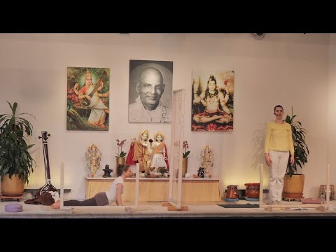 Yogastunde Mittelstufe mit Clara - Yoga Vidya Ashram Live - 09:15 Uhr 05.02.2022