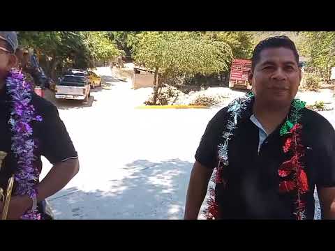 Recibiendo ala banda Santa Cruz en el puente Gro.