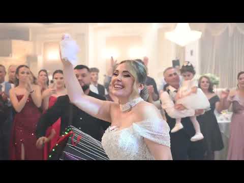 Saimir Ahmeti🎤këndon live në një Dasëm të bukur Shqiptare-Greke. Dhëndri grek këndon shqip