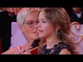 Lagu yang dinyanyikan Emma Kok Singing Voilà, André Rieu menemaniku dalam perjalanan.