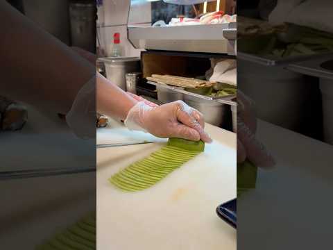 Did you know about this avocado cutting hack?🤷🏽‍♂️ With @momijilee and Melb chef Juan Garcia Ortez