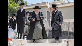 האדמו''ר מתולדות אהרון בביקור אצל הרב מנחם מוסקוביץ רב קהילת אזמרה בצפת