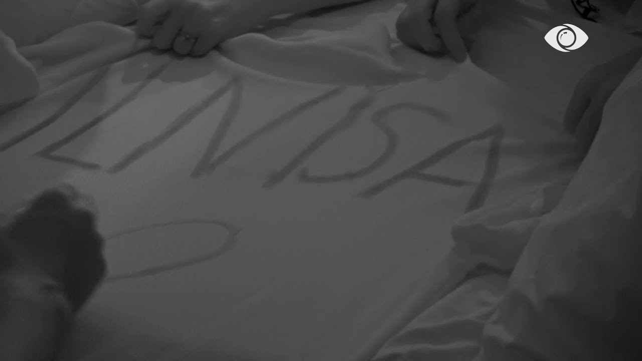 Jeta ime, dashuri.../ Meritoni shkruan emrin e të birit dhe Ilnisës në bluzë