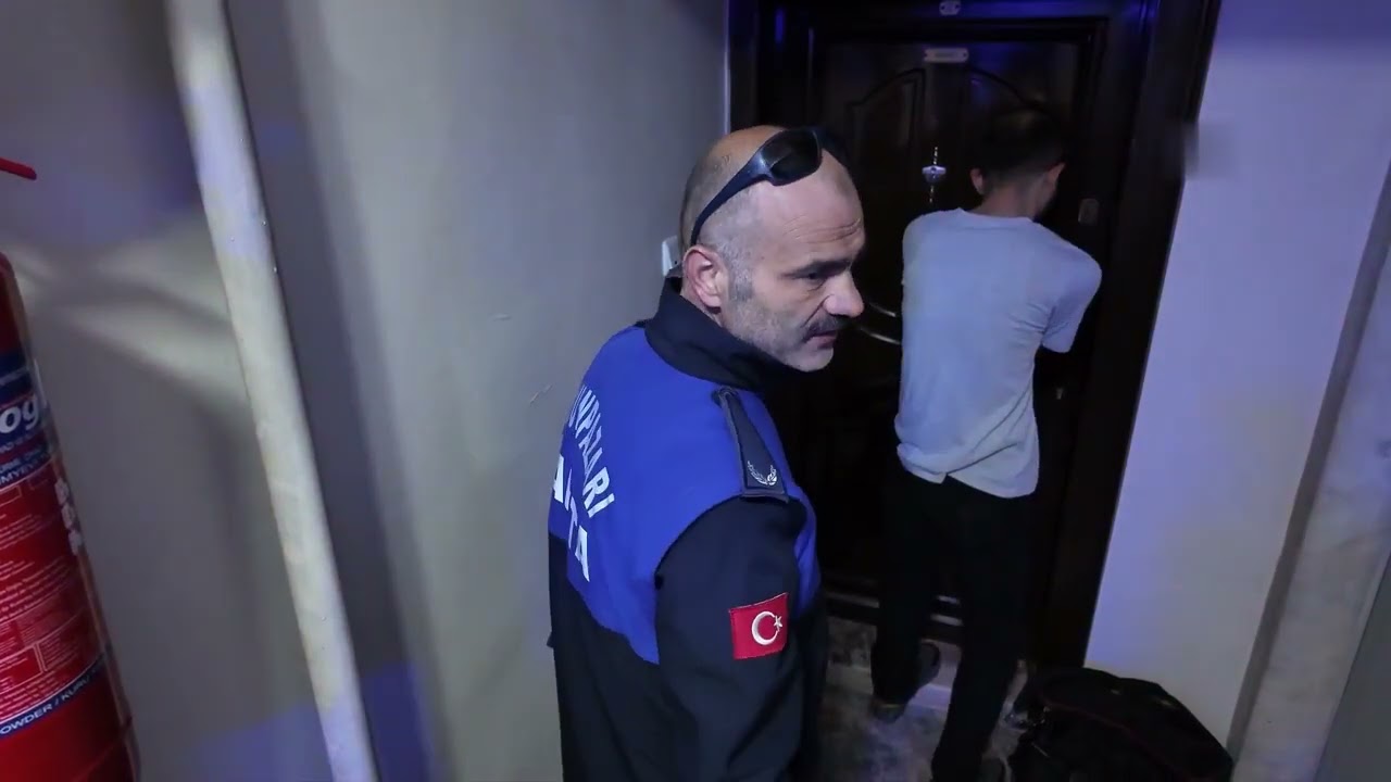 Eskişehir'de bir evden 5 kamyon dolusu çöp çıktı