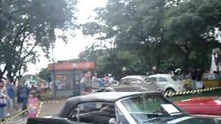 preview picture of video 'CLASSIC CAR: Carros Antigos em Araras -  com um  ônibus londrino'