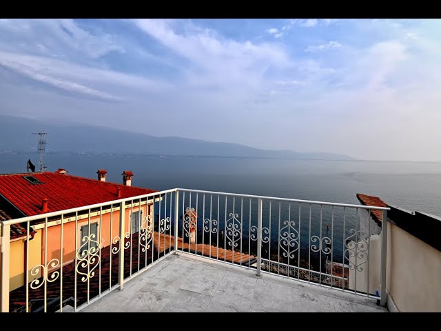 Attico nel cuore di Gargnano, terrazza con vista lago dominante