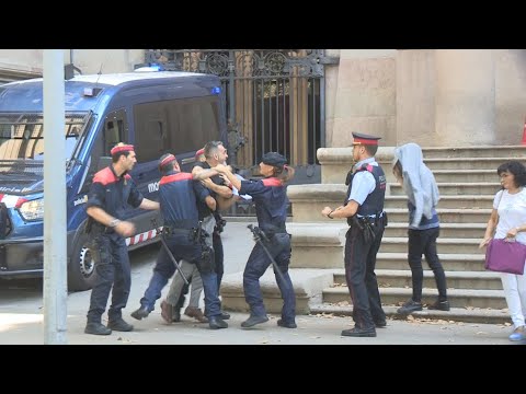 A relative of the victim of the Manresa gang rape attempts to attack the accused.