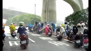 [問卦] 機車族遇到突如其來大雨回如何反應？