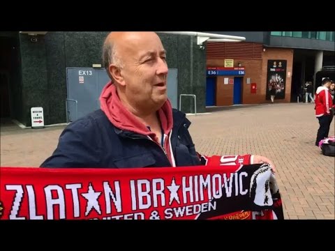 Han säljer Zlatan-halsdukar utanför Old Trafford - TV4 Sport