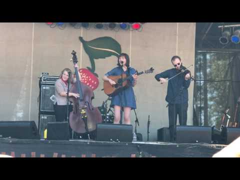 Molly Tuttle - "Whitefreightliner Blues" at Strawberry 2017