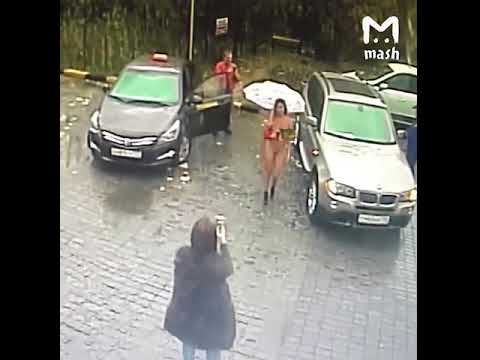 Молодая девушка приехала на автомойку без одежды